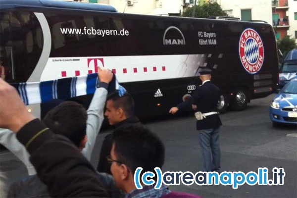 L'arrivo del pullman del Bayern al San Paolo