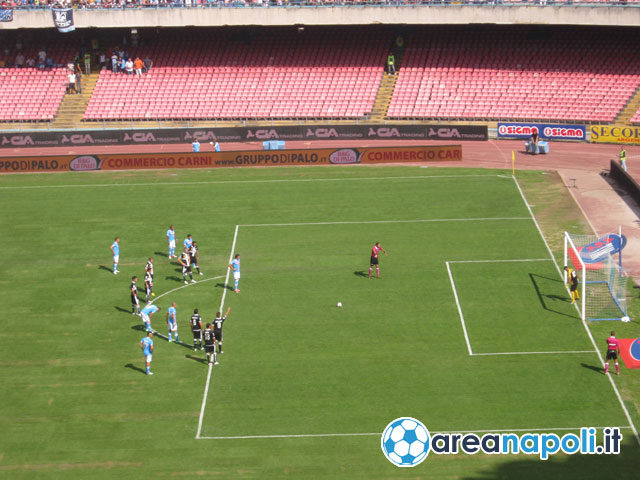 Cavani, rigore al Parma nel 3-1