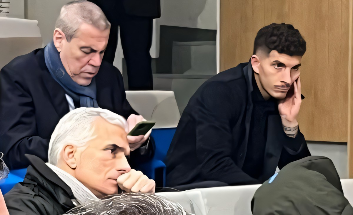 Di Lorenzo, il rientro si allontana: Napoli in crisi, tifosi furiosi! Di Lorenzo, il rientro si allontana: Napoli in crisi, tifosi furiosi!