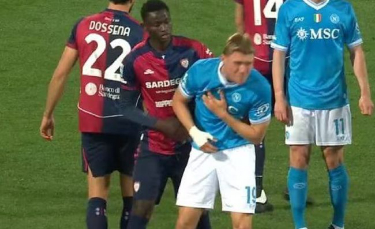 Hojlund in furia: “Mina non è un calciatore, gli arbitri lo proteggono!” Hojlund in furia: “Mina non è un calciatore, gli arbitri lo proteggono!”