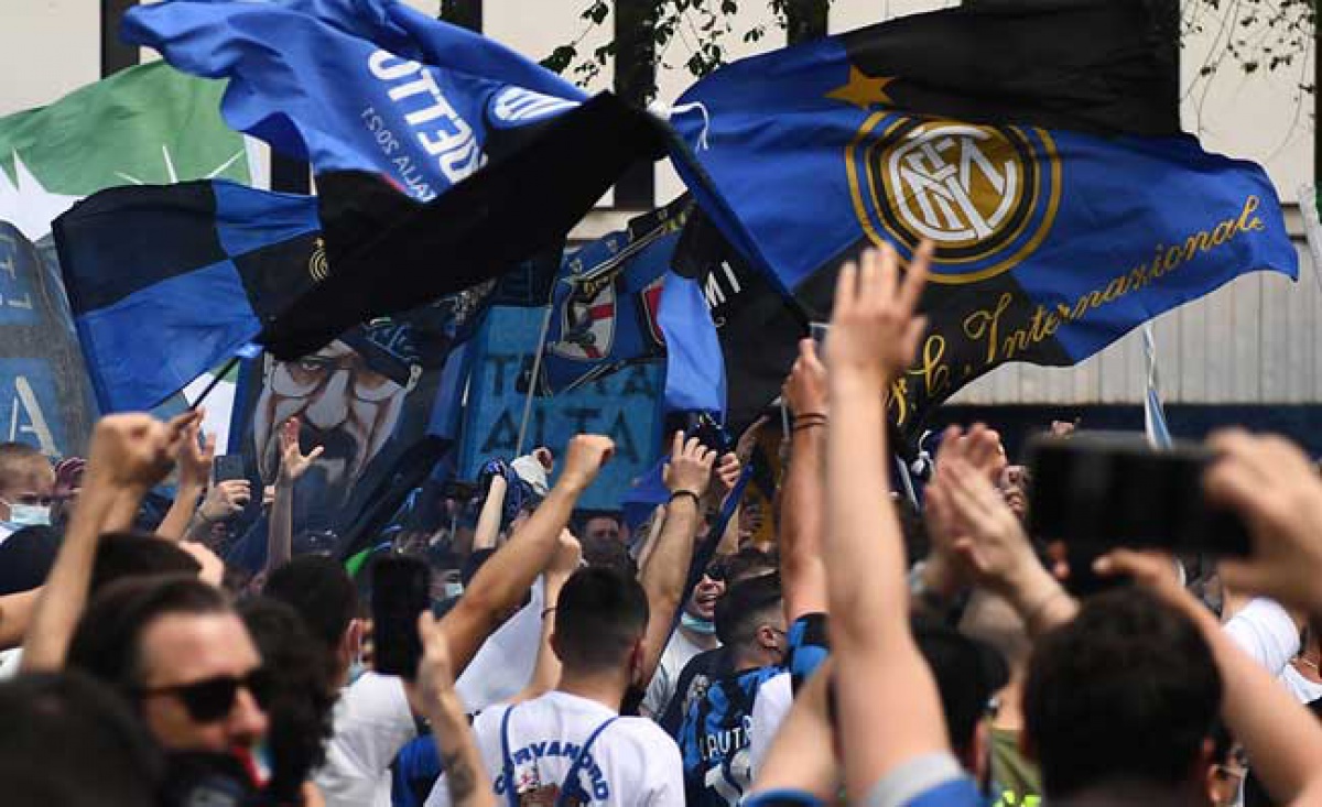 Inter, tifosi in furia alla stazione: la Pinetina infiamma il cuore! Inter, tifosi in furia alla stazione: la Pinetina infiamma il cuore!