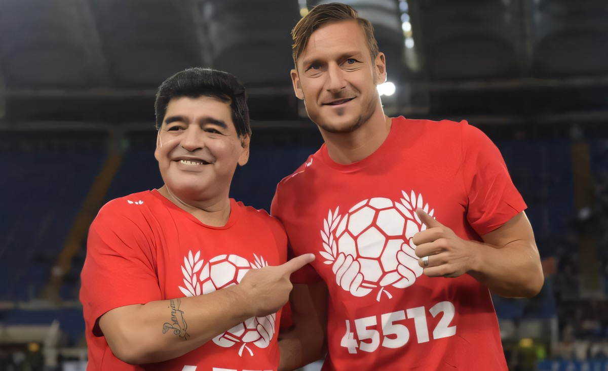 Totti rende omaggio a Maradona: il murale infiamma i Quartieri Spagnoli! Totti rende omaggio a Maradona: il murale infiamma i Quartieri Spagnoli!