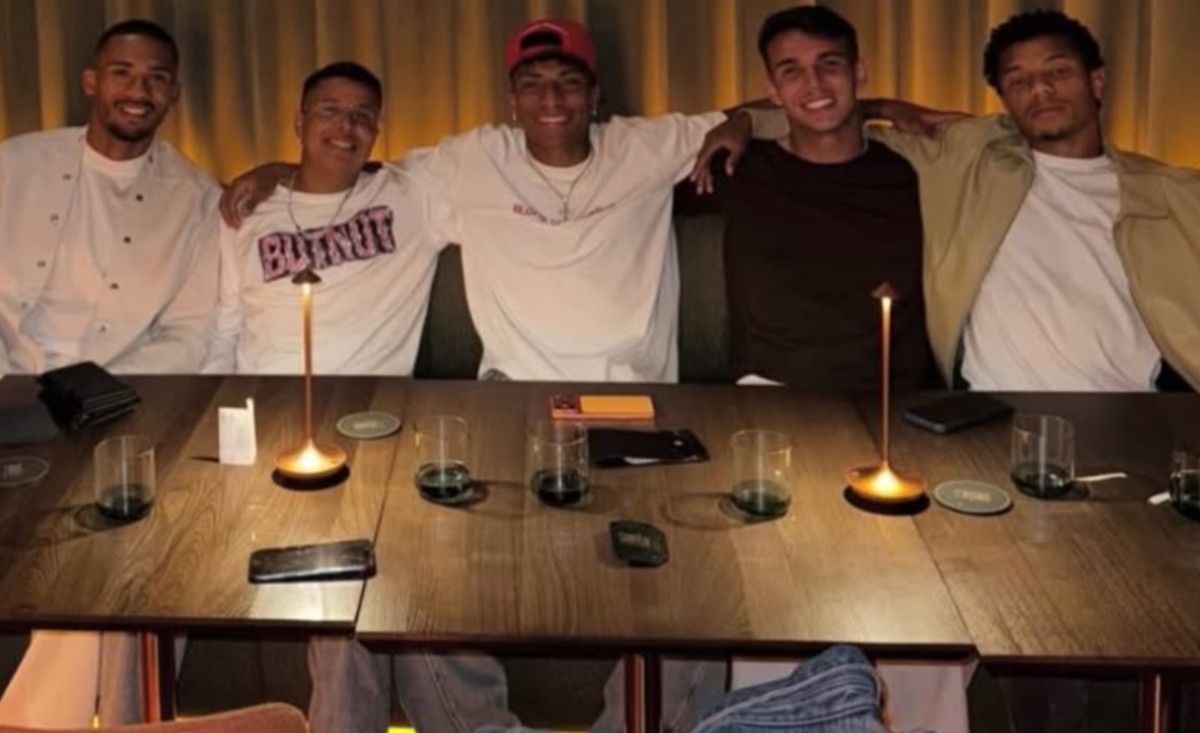 Napoli in rissa: i brasiliani a cena, ma Neres provoca polemiche tra i tifosi!