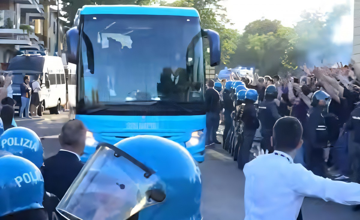 Tardini in fiamme: il pullman del Napoli sotto assalto, insulti e caos dai tifosi del Parma!