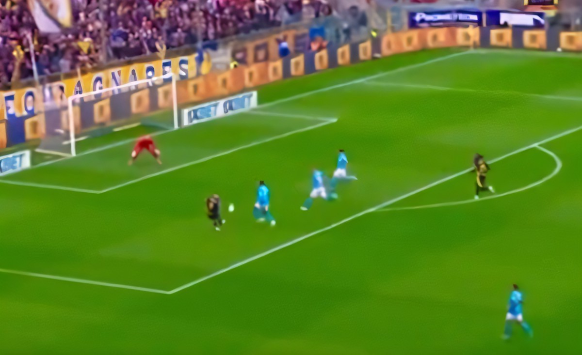 Juan Jesus sbaglia tutto: il caos nel Napoli dopo il gol di Strefezza!