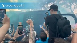 Napoli-Cagliari, l'arrivo del pullman degli azzurri. Fuorigrotta  una bolgia!